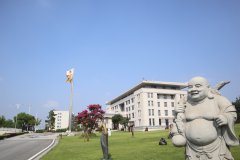走进汗青，感触名人魅力|品尝名人雕塑的怪异韵味